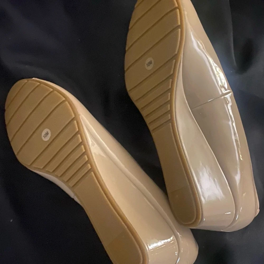 Good looking BANDOLINO Size 10 Chandra Peep-Toe Pump + Wedge Heel. - Picture 2 of 5